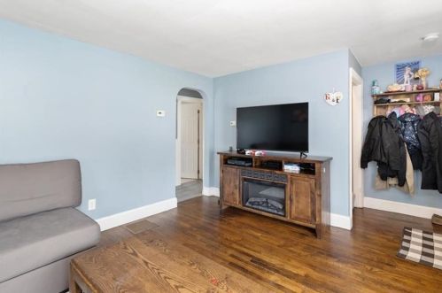 21 Columbia Ave, Coventry, RI 02816-7119