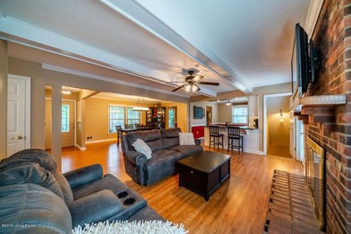7314 Honiasant Rd, Louisville, KY 40214-3207