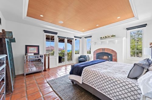 52 Sidney Bay Dr, Newport Beach, CA 92657-2105