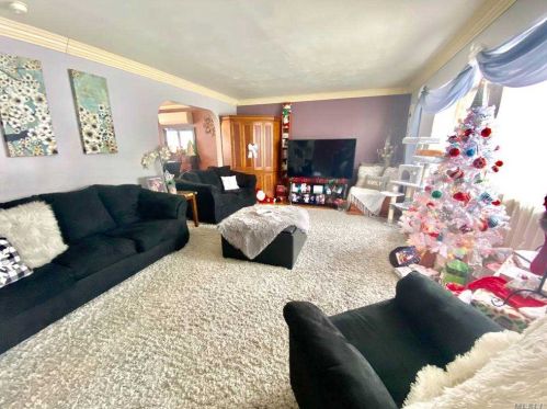 205 Hampton Ave, Manor Park, NY 11950-4003