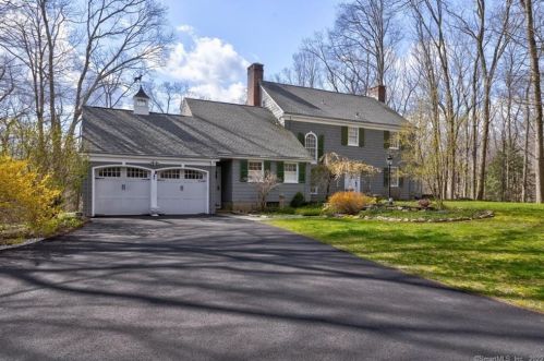 98 Leonard Rd, Waterbury, CT 06762-3603