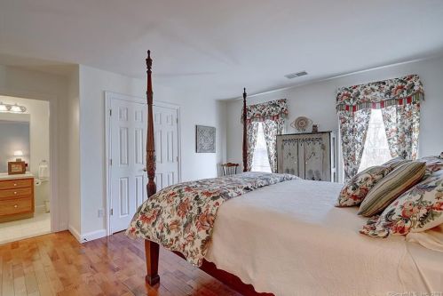 11 Windrose Dr, Groton, CT 06340-4881