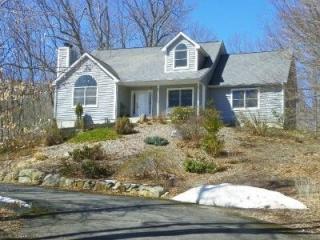 107 Padanaram Rd, Danbury, CT 06811-2812