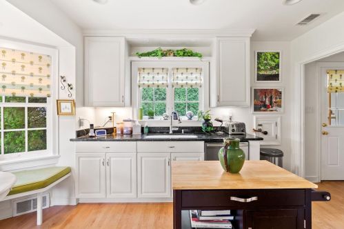 6421 Berkeley Blvd, Milwaukee WI  53217-4227 exterior