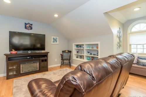 16 Patricks Ct, Wallingford CT  06492-2692 exterior