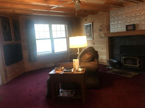 1607 Oak Leaf Dr, Green Bay, WI 54304-1748