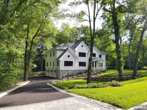 868 Pueblo Dr, Franklin Lakes, NJ 07417-1614