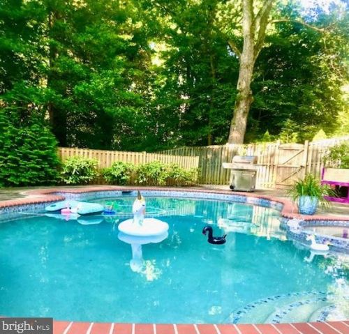 3029 Knoll Dr, Falls Church, VA 22042-3110