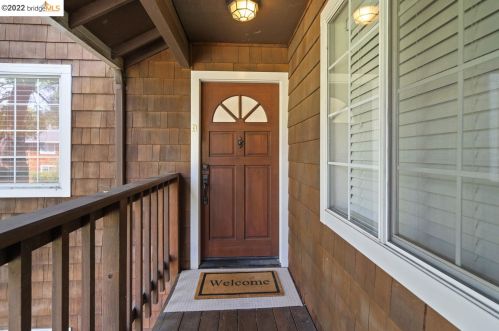 626 Alcatraz Ave, Oakland, CA 94609-1066