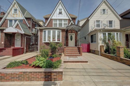 90-27 211th St, Jamaica, NY 11428-1013