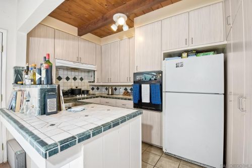 1552 Monmouth Dr, San Diego CA 92109-2247 exterior