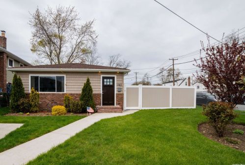 1003 Railroad Ave, Westbury, NY 11590-3995
