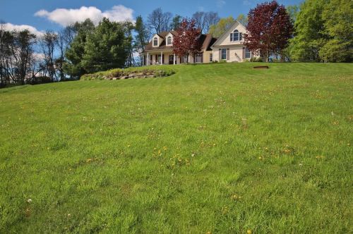 27 Quaker Farm Trl, Hyde Park, NY 12538-2743