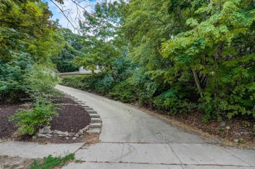 1028 Cavalier Dr, Waukesha, WI 53186-6876