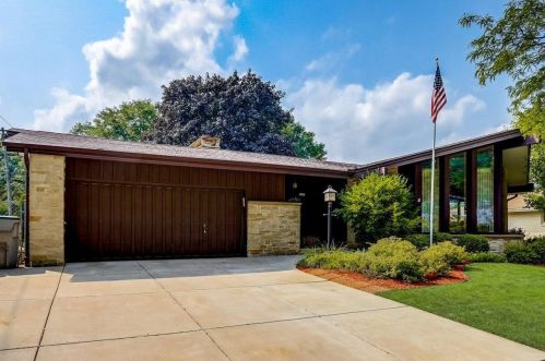 5237 20th St, Milwaukee WI 53233-2548 exterior