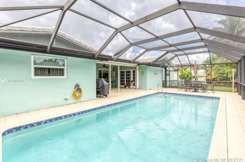 7440 Twin Sabal Dr, Hialeah FL  33014-2529 exterior