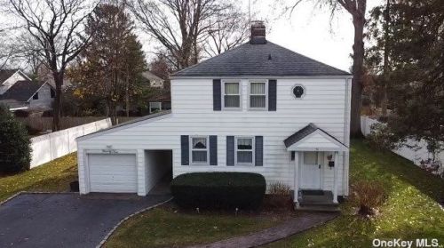 94 Manchester St, Westbury, NY 11590-1817
