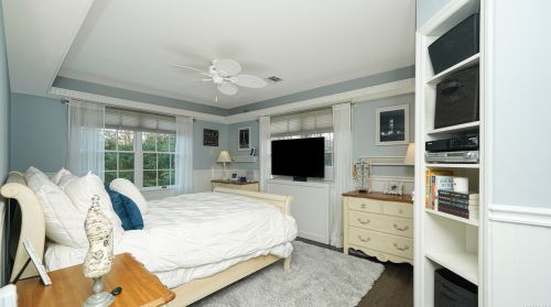 18 Drew Dr, Eastport NY  11941-1335 exterior