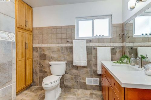 8410 Aster Ave, Oakland CA  94605-4104 exterior