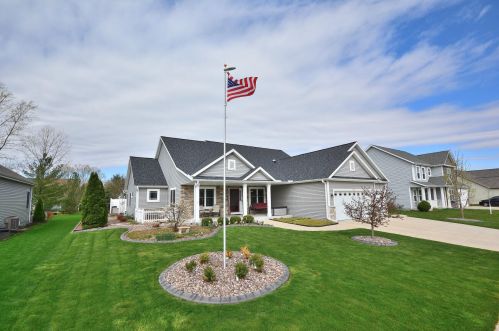 1276 Victoria Ln, Oconomowoc, WI 53066-6412