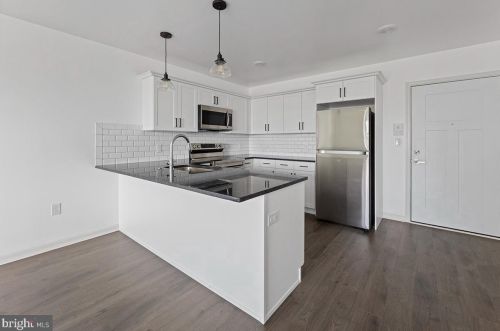 404 Fountain St, Philadelphia, PA 19128-4500