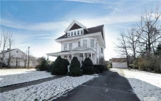 211 Pine St, Freeport, NY 11520-3342