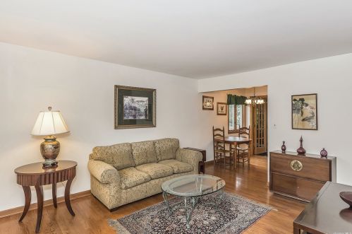 31 Cumberland Ave, Great Neck, NY 11020-1422