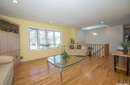 3 Chongo Pl, Huntington Station, NY 11746-6605