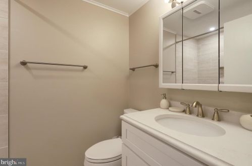 5954 New England Wood Dr, Springfield VA 22015-2910 exterior