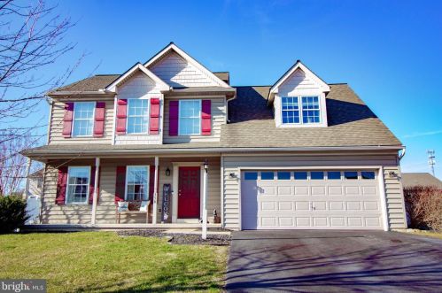 350 Torrey Pines Dr, Mount Wolf, PA 17347-9225
