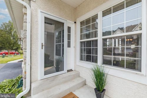 27 Lincoln Dr, Downingtown, PA 19335-5326