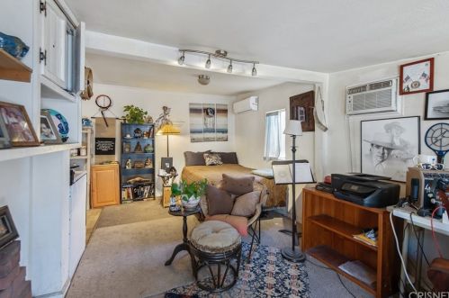 16027 Hartland St, Van Nuys CA 91406-4808 exterior