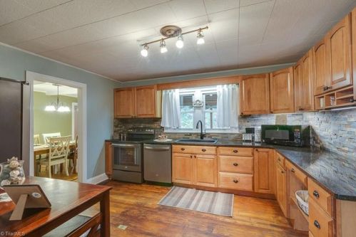 302 South St, Elkin, NC 28621-3243
