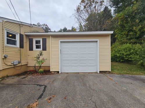 6 Gln Denin Dr, Salem NH  03079-2302 exterior