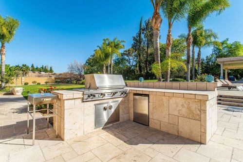 22140 Rolling Ridge Dr, Santa Clarita CA  91350-3308 exterior