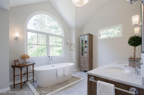 32 Carriage House Ln, Little Silver NJ  07739-1729 exterior