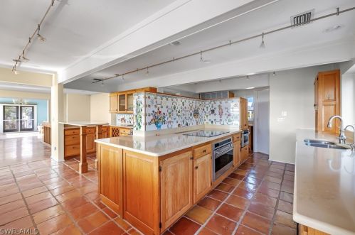 1320 Seaspray Ln, Sanibel FL  33957-2619 exterior