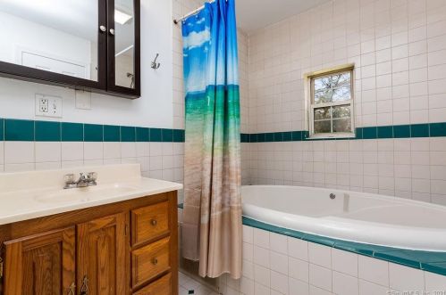 37 Candle Hill Rd, Danbury CT  06812-2409 exterior