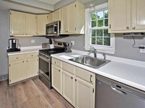 4151 Greensburg Pike, Pittsburgh, PA 15221-4201