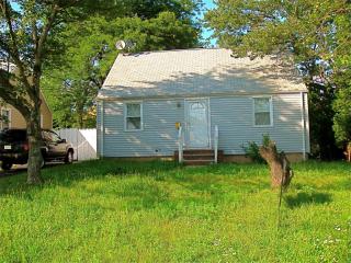 2 Janie Ln, Clark, NJ 07066-1304