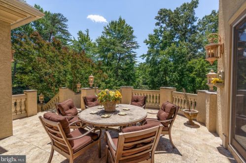 608 Kentland Dr, Great Falls VA  22066-1030 exterior