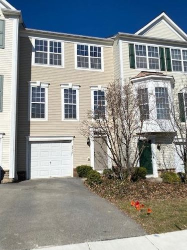8517 Gateway Rd, Breinigsville, PA 18031-1559