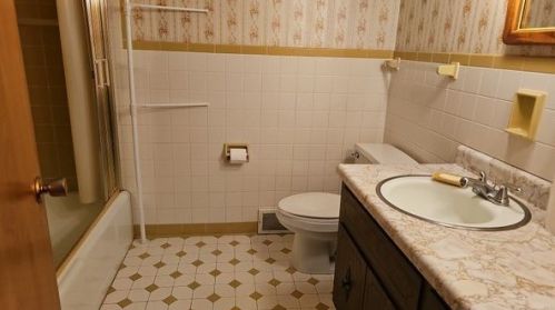 15 Sunbirch Dr, Jeannette PA  15644-1138 exterior