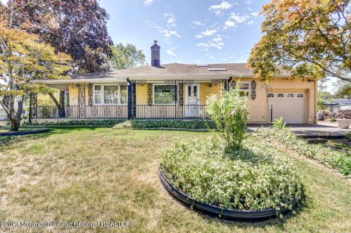40 Holly Ct, Bricktown, NJ 08723-6955
