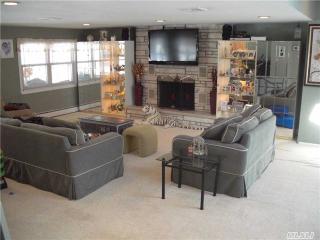 18 Syracuse Ave, Gordon Heights, NY 11763-3621