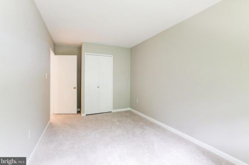 2053 Headlands Cir, Herndon VA  20191-3642 exterior