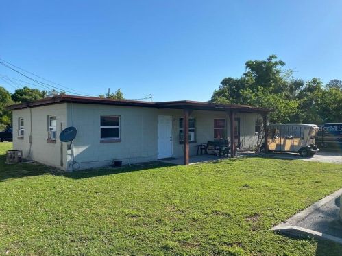1086 Hibiscus Ct, Tavares, FL 32778-4176