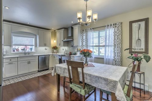 114 Granada Pkwy, North Lindenhurst NY  11757-6013 exterior