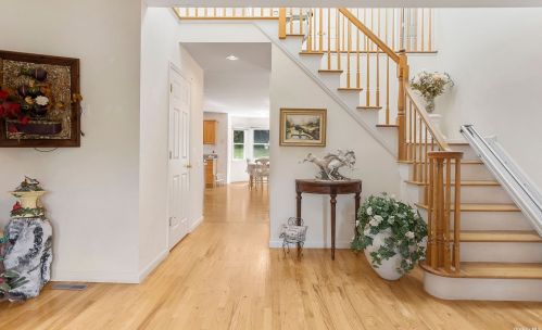 5 Daisy Ct, Northport NY  11768-2267 exterior