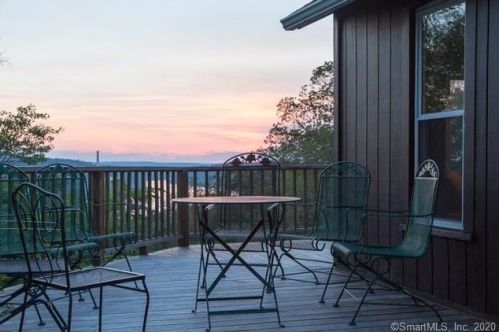 41 School House Ln, East Hampton CT  06424-1886 exterior